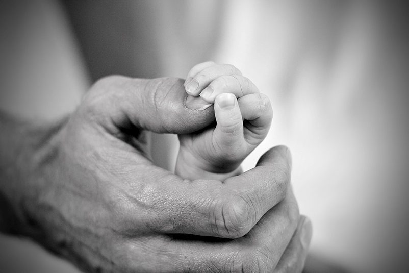 dad_baby_hands_Depositphotos_9414827_xl-2015-800